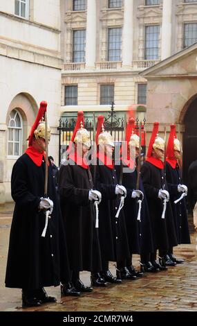 Una linea di Cavalleria della casa delle regine in parata fuori Horse Guards Parade. Le guardie di vita hanno levato la guardia a Horse Guards, l'entrata ufficiale a S. Foto Stock