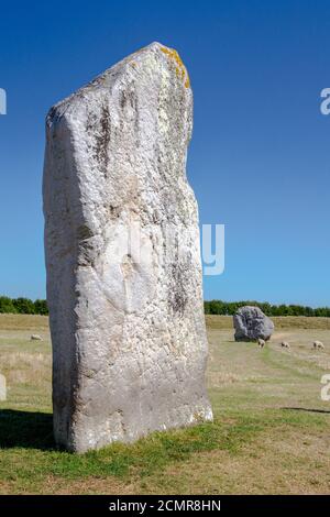Le pietre erette di Avebury sono un monumento dell'henge neolitico nel Wiltshire, Inghilterra