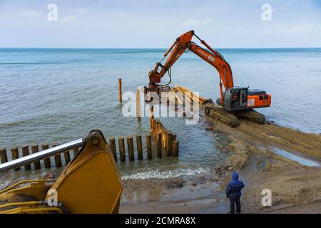 Attrezzature per la costruzione in riva al mare, costruzione di frangiflutti, creazione di fortificazioni della riva, Russia, regione di Kaliningrad, Svetlogorsk, Baltico Foto Stock