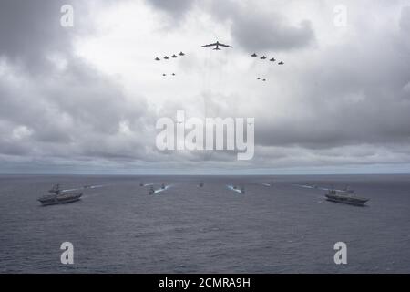 Formazione congiunta delle forze aeree e dei corpi marini degli Stati Uniti Aerei che volano su George Washington e Carl Vinson carrier strike Gruppi alla fine dello Shield Valiant 2014 Foto Stock