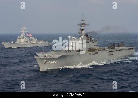 JS Shimokita (LST-4002) en USS Halsey (DDG-97) in de Stille Oceaan tijdens keen Sword 2015, -12 novembre 2014 a. Foto Stock