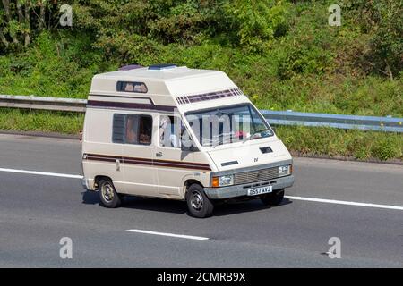 Anni '1986 80 '80 beige Renault Trafic AS camper; roulotte e camper, camper sulle strade della Gran Bretagna, camper per per il tempo libero, vacanze in famiglia, vacanze in caravanette, vacanze in caravan Touring, conversioni di furgoni, Vanagon auto home, Life on the Road UK Foto Stock