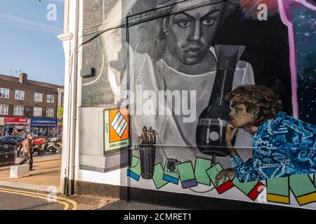 Londra, Regno Unito. 17 settembre 2020. Un murale alto 9 m del defunto George Michael è stato svelato a Kingsbury, a nord-ovest di Londra dove il Wham! star visse e andò a scuola fino ai suoi primi anni dell'adolescenza. Il murale è stato creato dall'artista Dawn Mellor e comprende un montaggio di scene della storia e della vita di Kingsbury. L'opera fa parte di Brent 2020, London Borough of Culture, e della Biennale di Brent, che si svolge dal 19 settembre al 13 dicembre. © Stephen Chung / Alamy Live News Foto Stock