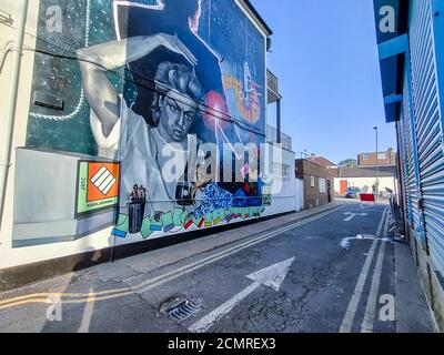 Londra, Regno Unito. 17 settembre 2020. Un murale alto 9 m del defunto George Michael è stato svelato a Kingsbury, a nord-ovest di Londra dove il Wham! star visse e andò a scuola fino ai suoi primi anni dell'adolescenza. Il murale è stato creato dall'artista Dawn Mellor e comprende un montaggio di scene della storia e della vita di Kingsbury. L'opera fa parte di Brent 2020, London Borough of Culture, e della Biennale di Brent, che si svolge dal 19 settembre al 13 dicembre. © Stephen Chung / Alamy Live News Foto Stock