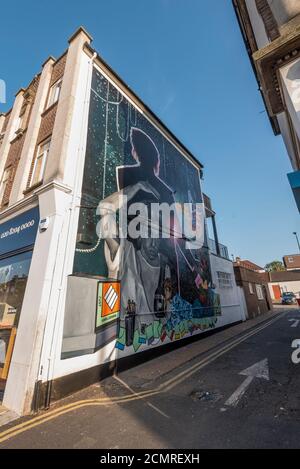 Londra, Regno Unito. 17 settembre 2020. Un murale alto 9 m del defunto George Michael è stato svelato a Kingsbury, a nord-ovest di Londra dove il Wham! star visse e andò a scuola fino ai suoi primi anni dell'adolescenza. Il murale è stato creato dall'artista Dawn Mellor e comprende un montaggio di scene della storia e della vita di Kingsbury. L'opera fa parte di Brent 2020, London Borough of Culture, e della Biennale di Brent, che si svolge dal 19 settembre al 13 dicembre. © Stephen Chung / Alamy Live News Foto Stock