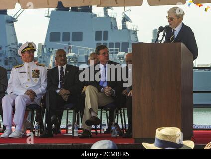 John Warner commenta la cerimonia di messa in servizio del sottomarino di attacco di classe Virginia USS John Warner (SSN 785). Foto Stock