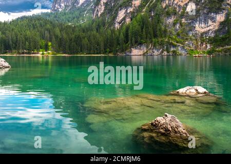 Il magico lago di Braies. Il corpo d'acqua smeraldo riflette la foresta e le montagne circostanti. Tyro Sud. Italia. Europa Foto Stock