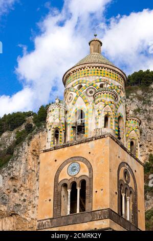 Primo piano del campanile, della Cattedrale di Amalfi (Cattedrale di Sant'Andrea/Duomo di Amalfi). Il tetto è coperto da tipiche maioliche verdi comuni a Sou Foto Stock