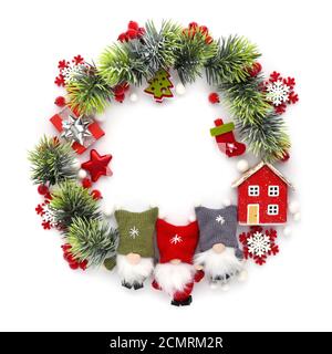 Composizione di Natale o anno nuovo. Cornice rotonda fatta di decorazioni natalizie e rami di abete rosso su sfondo bianco. Concetto di festa e celebrazione Foto Stock