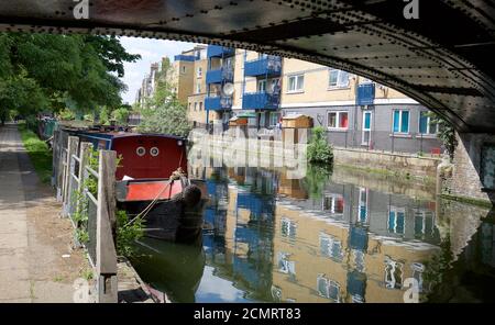 Piccolo canale di Venezia con chiatta rossa ormeggiata con buona riflessione in acqua, Madia vale, Londra Foto Stock