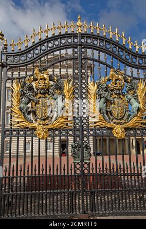 Il Gates fuori Buckingham Palace con la Gold Crest of ERII Foto Stock