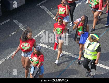 Grande sfilata di persone in costume che frequentano il Carnevale di Nottinghill a Londra, Regno Unito Foto Stock