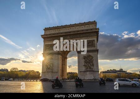 Parigi Francia dello skyline della città tramonto all Arc de Triomphe e dagli Champs Elysees Foto Stock