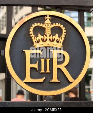 Royal Crest ER II situato sulle porte di Buckingham Palazzo di Londra Foto Stock
