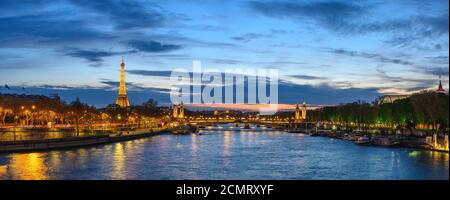 Parigi Francia panorama città skyline notte al fiume Senna con Ponte Pont Alexandre III e Eiffel to Foto Stock