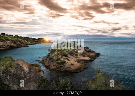 Illot spiaggia e insenatura a Ametlla de Mar, Tarragona. Spazio di copia vuoto per il testo dell'editor. Foto Stock