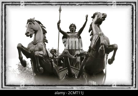 Boadicea e la sua scultura di bronzo Figlie contro un bel cielo blu nuvoloso, Westminster, Londra, Regno Unito Foto Stock