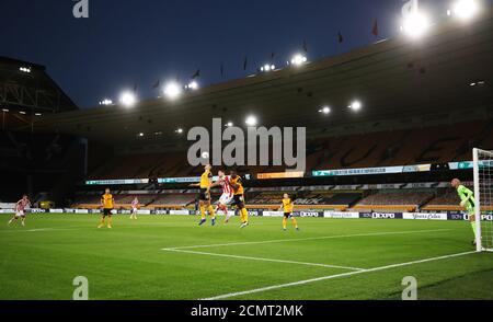 Una visione generale dell'azione durante la seconda partita della Carabao Cup tra Wolverhampton Wanderers e Stoke City a Molineux, Wolverhampton. Foto Stock