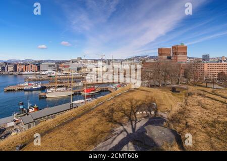 Oslo NORVEGIA, skyline della città presso il Municipio di Oslo e del porto