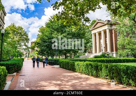 Gli studenti in percorso di fronte a Earl Hall, Columbia University, New York City, New York, USA Foto Stock