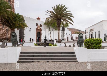 Lanzarote / Spagna - 17 settembre 2020: Immagine della piazza e dei turisti nella città di Teguise sull'isola vulcanica di Lanzarote, Isole Canarie, Sp Foto Stock