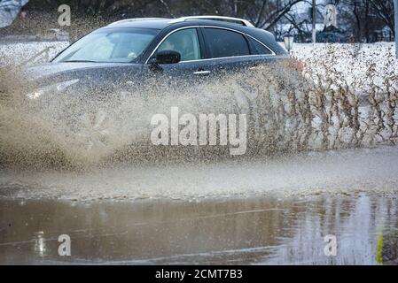 auto in una piscina d'acqua con spruzzi Foto Stock