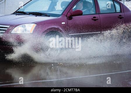 auto in una piscina d'acqua con spruzzi Foto Stock