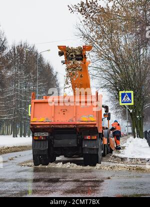 rimozione della neve in inverno con attrezzatura speciale in città strade Foto Stock