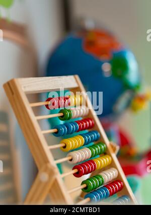Messa a fuoco selettiva verticale di un giocattolo in legno colorato abacus in classe Foto Stock