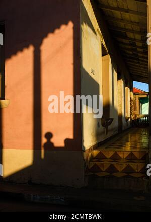 BARACOA, CUBA - CIRCA GENNAIO 2020: Strade tipiche di Baracoa. Foto Stock