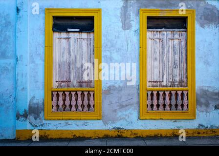 BARACOA, CUBA - CIRCA GENNAIO 2020: Finestre tipiche sulla strada di Baracoa. Foto Stock