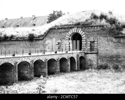 Porta d'ingresso e ponte per la città fortificata Terezin, Repubblica Ceca. Immagine in bianco e nero. Foto Stock