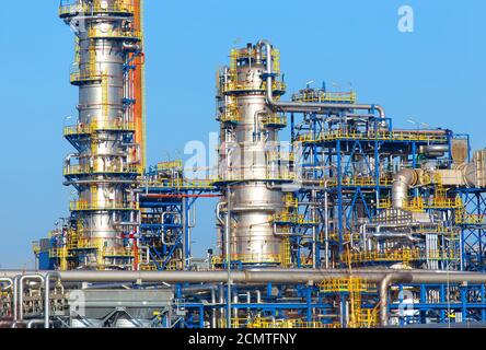 Industria petrolifera installazione di apparecchiature, tubi metallici e costruzioni. Foto Stock