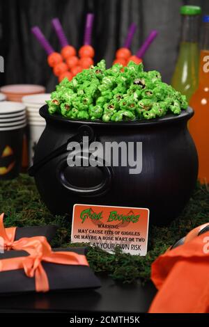 Calderone verde popcorn dolce per demoni e zombie. Trattare di Halloween Foto Stock