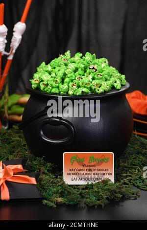 Calderone verde popcorn dolce per demoni e zombie. Trattare di Halloween Foto Stock