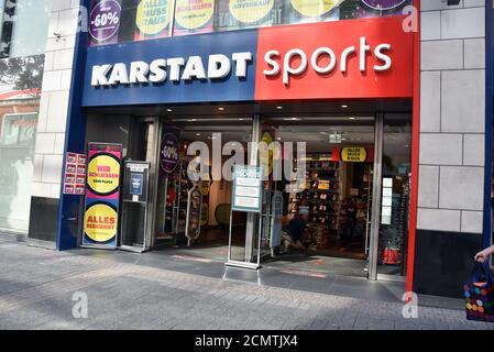 Colonia, Germania. 16 Set 2020. Una filiale di Colonia di Karstadt Sports sta chiudendo, appartiene al gruppo di negozi in vendita Galeria Karstadt Kaufhof Credit: Horst Galuschka/dpa/Alamy Live News Foto Stock