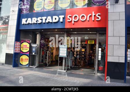 Colonia, Germania. 16 Set 2020. Una filiale di Colonia di Karstadt Sports sta chiudendo, appartiene al gruppo di negozi in vendita Galeria Karstadt Kaufhof Credit: Horst Galuschka/dpa/Alamy Live News Foto Stock