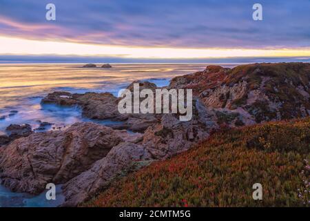 Serata sulla costa californiana al Garrapata state Park in tarda primavera, Stati Uniti. Foto Stock