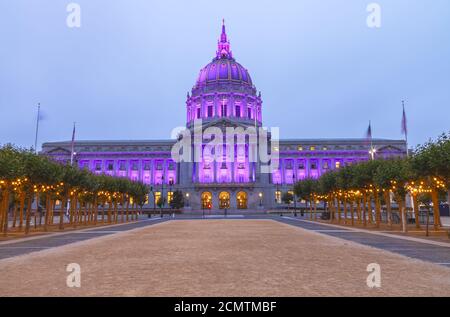 Il municipio di San Francisco si illumina in viola per onorare l'industria dell'ospitalità del paese, California, USA. Foto Stock
