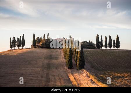 San Qurico d'Orcia, Italia - Agosto 18 2020: Villa Poggio Manzuoli o Gladiator House in Val d'Orcia, Toscana in serata, Film Set o l'ilm felice Foto Stock