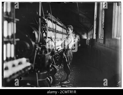 John Dempsey (guardato 11 o 12) anni. Ha detto che ha aiutato solo il sabato. Jackson Mill, Fiskeville, R. I. (uno dei mulini B. e R. Knight). Lavorava fedelmente nel Foto Stock