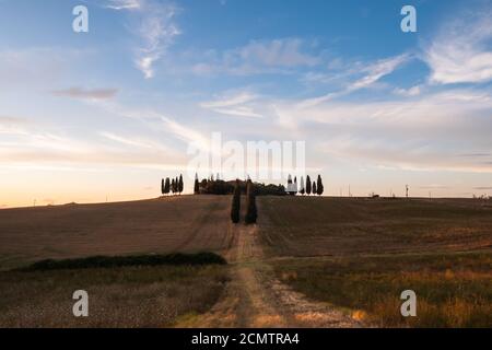 San Qurico d'Orcia, Italia - Agosto 18 2020: Villa Poggio Manzuoli o Gladiator House in Val d'Orcia, Toscana al tramonto in serata Foto Stock