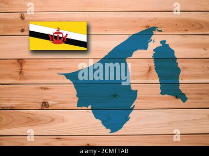 Mappa e bandiera di Brunei, conttre in Asia, su sfondo ligneo, illustrazione 3D Foto Stock