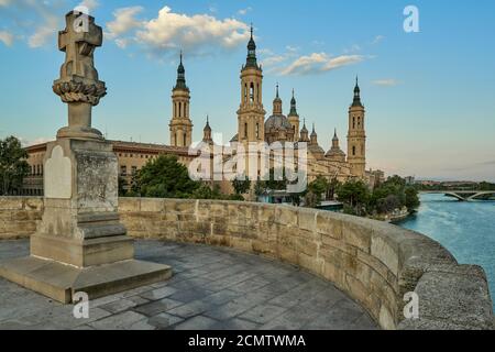 Vista panoramica della facciata della cattedrale-basilica di Nuestra Señora del Pilar e del fiume Ebro, Saragozza, Aragona, Spagna, Europa Foto Stock