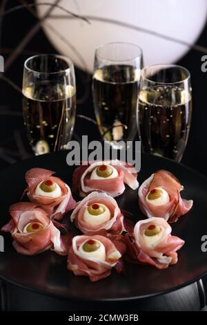 Halloween originali snack. Bulbi oculari cucinato da prosciutto con mozzarella di bufala, Olive farcite con peperone rosso Foto Stock