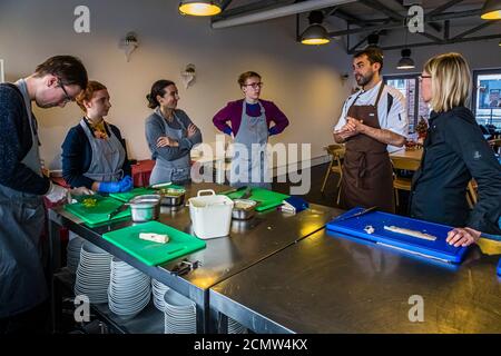 Come si raccorda una trota? Laszlo Papdi spiega la tecnica di taglio in cucina durante un corso presso l'Istituto culinario di Budapest, Ungheria Foto Stock