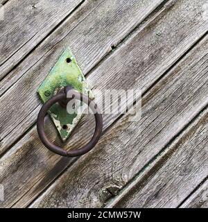 Vintage ferro circolare masaneta sulla porta del vecchio listoni in legno Foto Stock