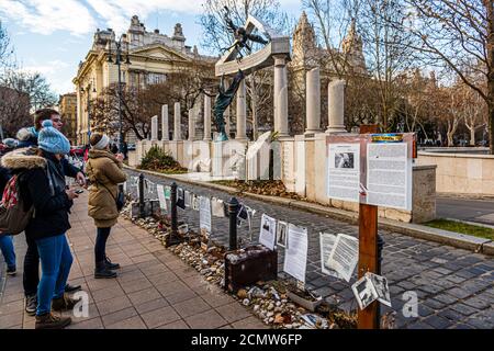 Mostra spontanea sul ruolo del popolo ungherese nei confronti dei suoi concittadini ebrei durante il periodo nazista. Sullo sfondo è il Monumento alle vittime dell'occupazione tedesca a Budapest, Ungheria Foto Stock
