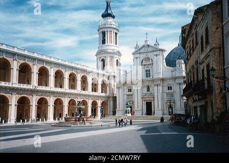 Loreto, Italia -2000 - la basilica della Santa Casa in piazza della Madonna all'inizio del 2000 Foto Stock