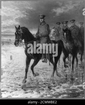 John Joseph Pershing, 1860-1948, a piena lunghezza e a cavallo, rivolto verso sinistra, seguito da altri a cavallo, tutti in uniforme Foto Stock